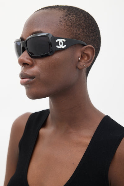 シミズCHANEL 2024ss CCロゴタンクトップ Chanel // Black & White 5076-H Pearl Logo Sunglasses – VSP Consignment