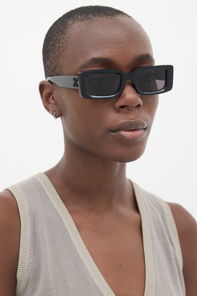 Off-White // Black OW40004U Rectangle Sunglasses – VSP Consignment