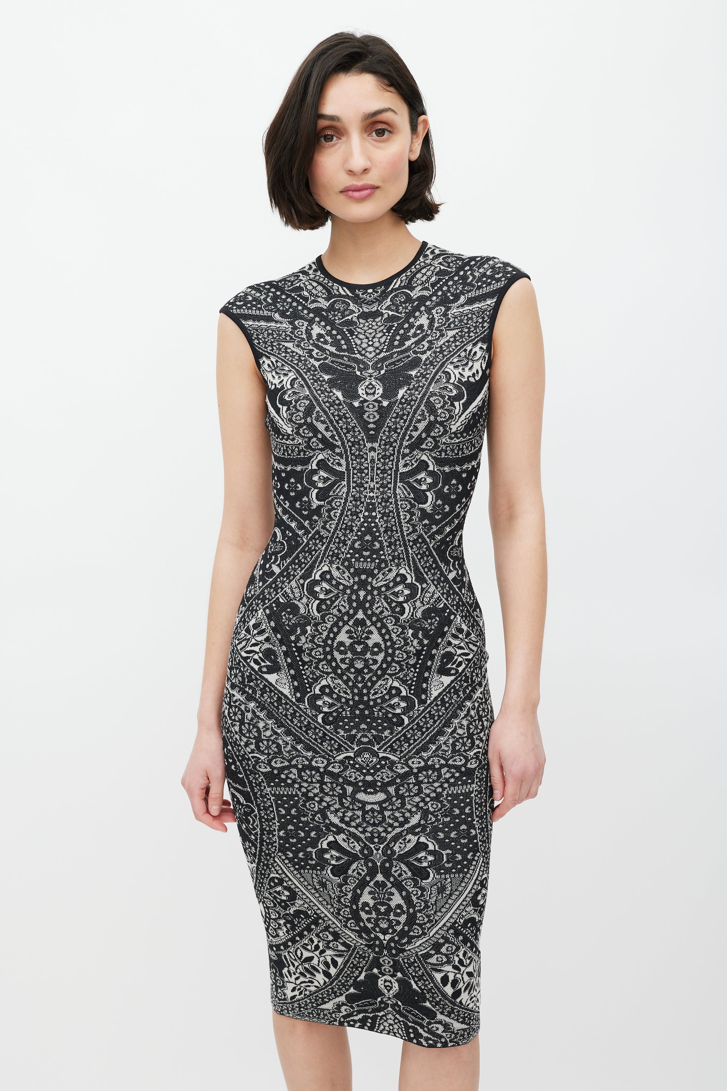 McQueen // SS 2010 Black & White Knit Floral Dress VSP Consignment McQueen // SS 2010 Black & White Knit Floral Dress VSP Consignment