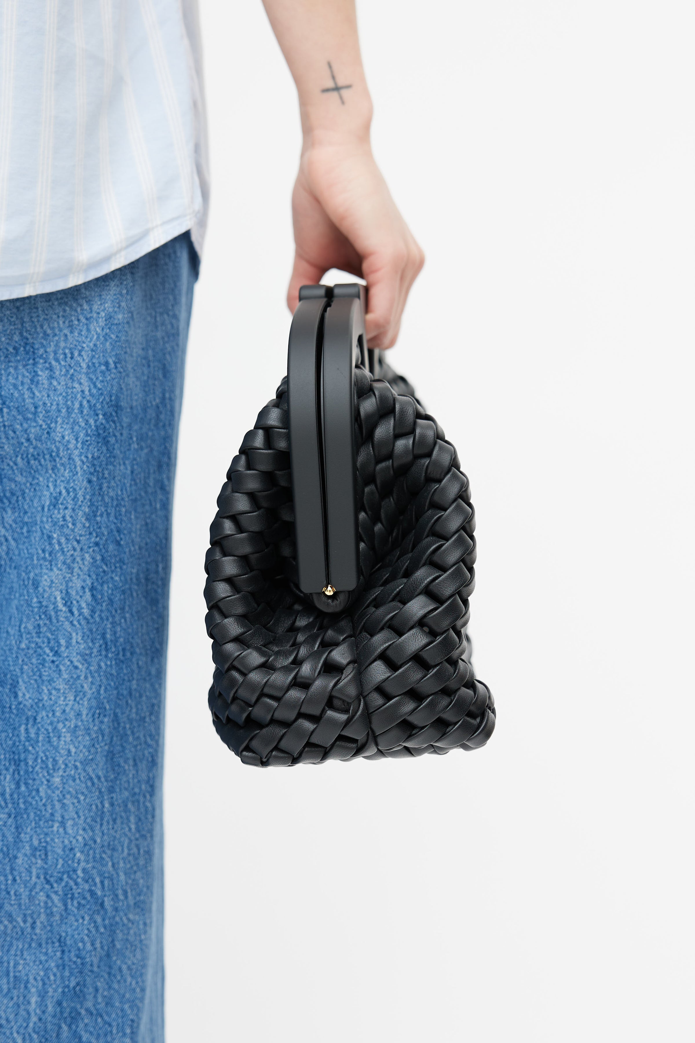 Bottega Veneta // Black Leather Intrecciato Crossbody Messenger Bag – VSP  Consignment