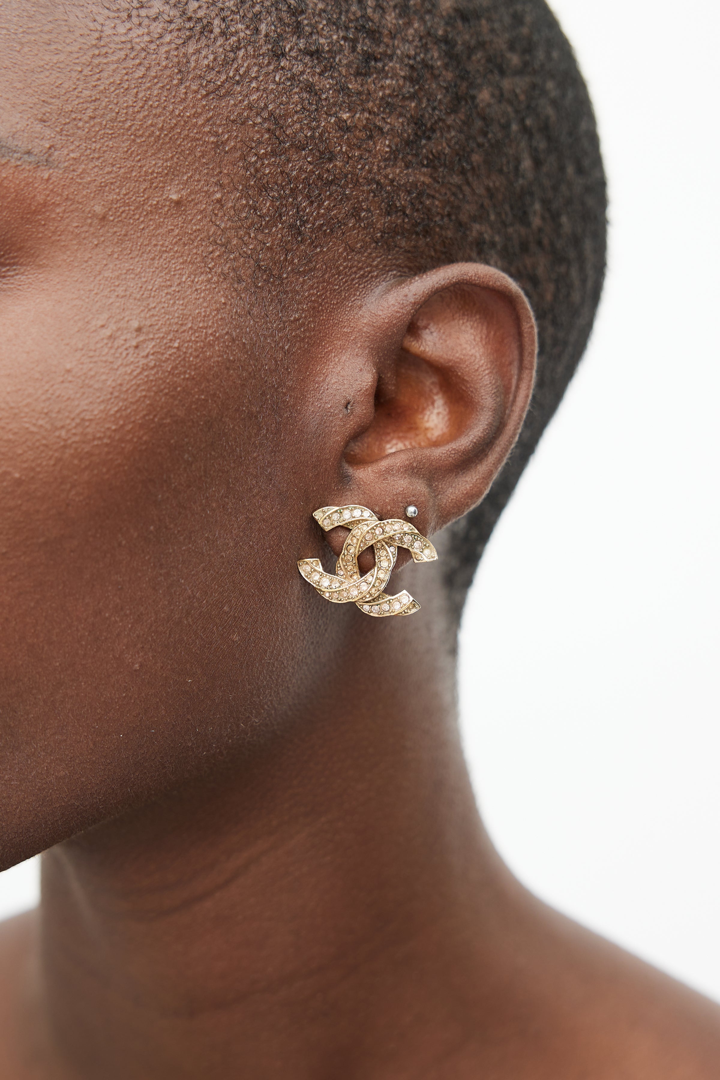 Chanel // Cruise 2016 Gold Twist CC Earring – VSP Consignment