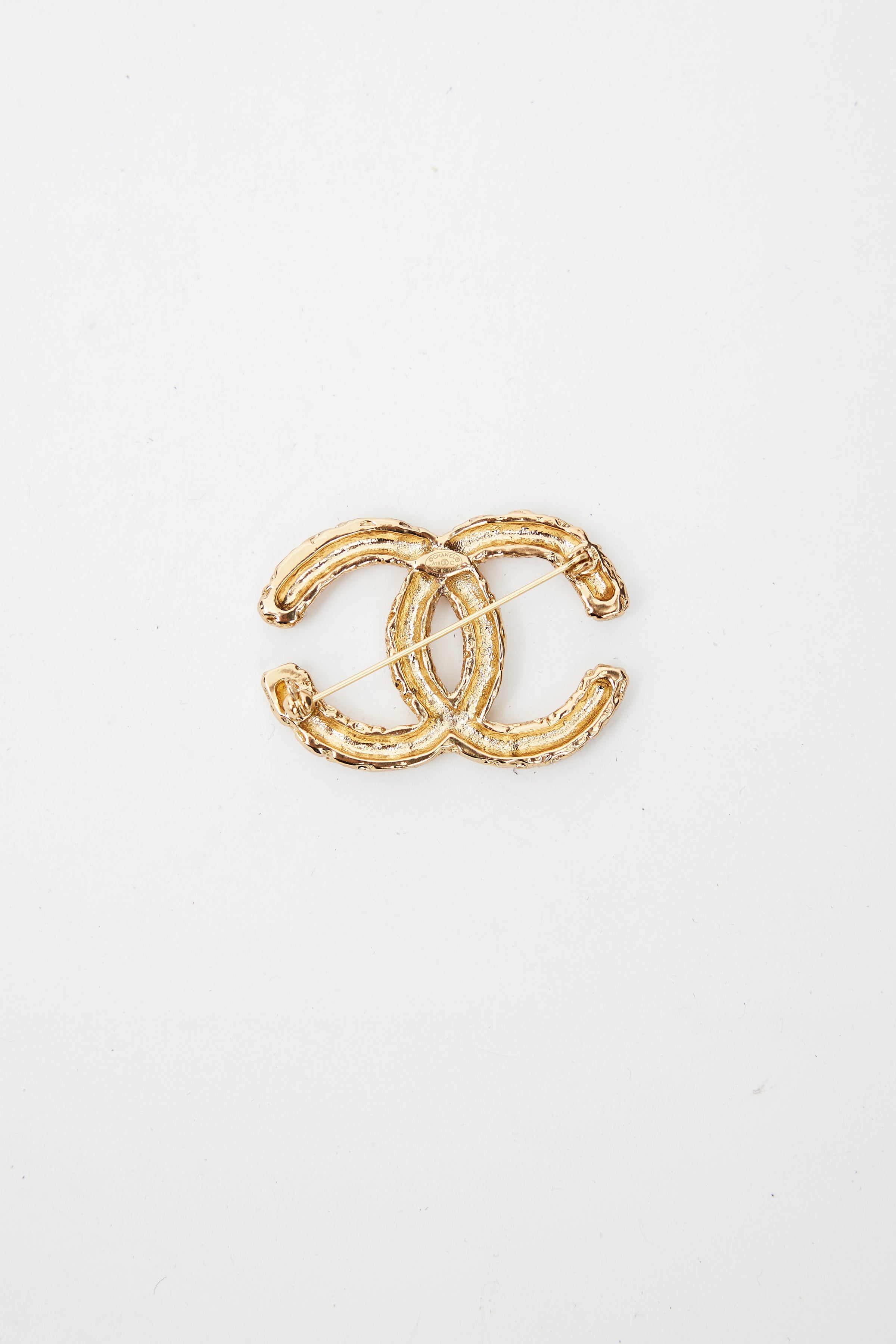 Chanel // Cruise 2019 Gold Textured CC Brooch – VSP Consignment