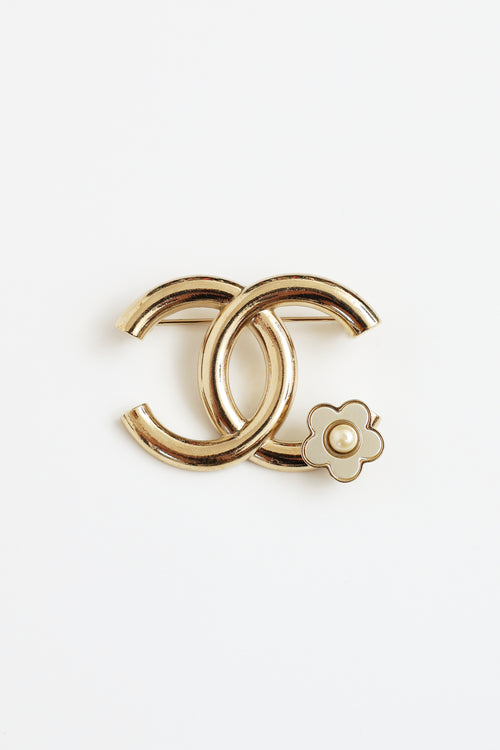 Chanel Spring 2018 CC Logo Daisy Brooch