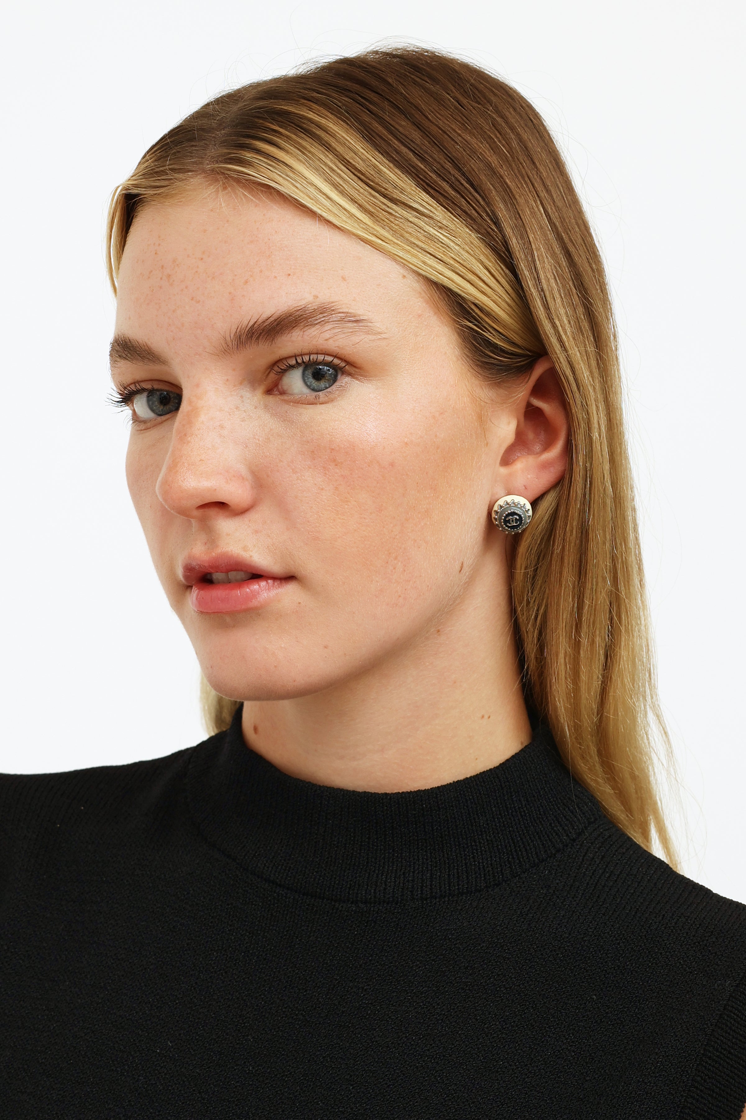 Chanel // Cruise 18 Grey & Cream Enamel CC Stud Earring – VSP Consignment