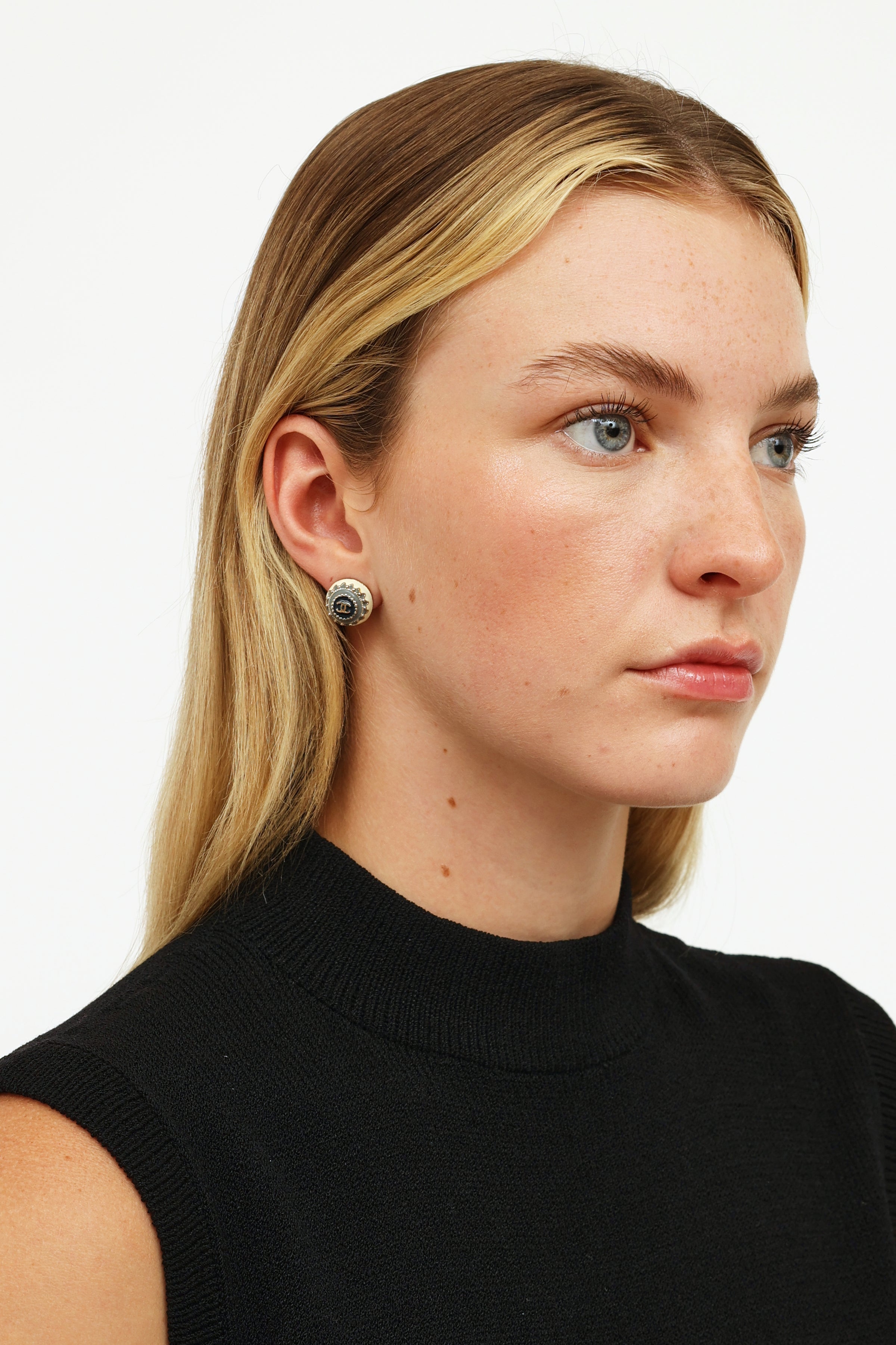 Chanel // Cruise 18 Grey & Cream Enamel CC Stud Earring – VSP Consignment