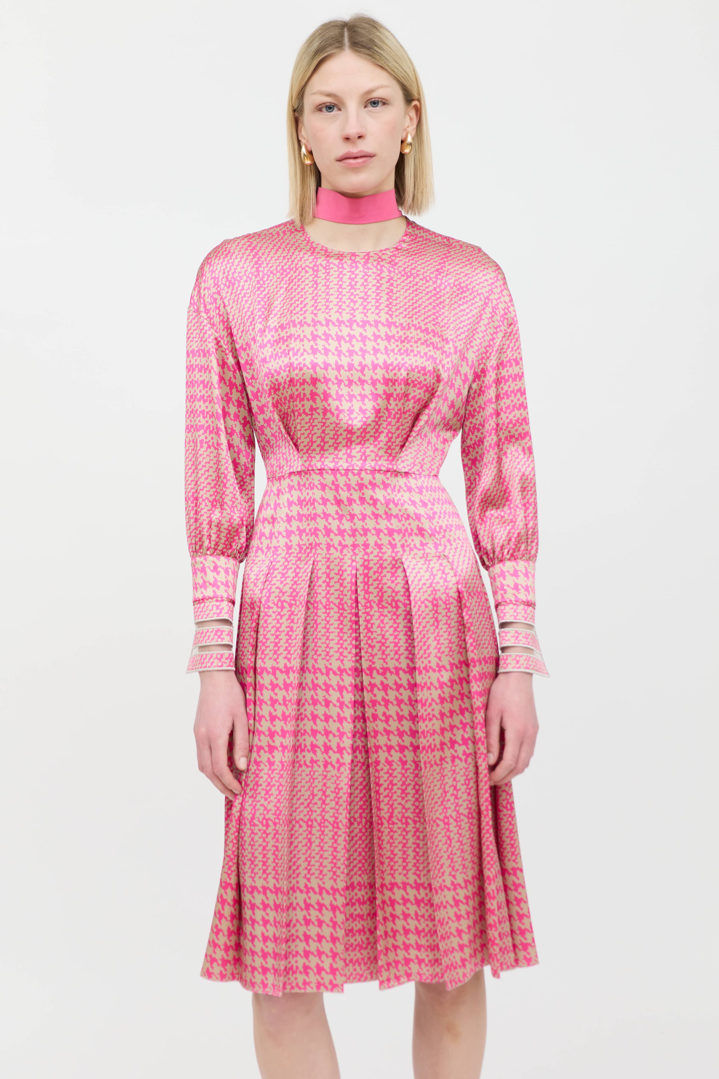 Fendi // Silk Houndstooth Pleated Dress – VSP Consignment Fendi // Silk Houndstooth Pleated Dress – VSP Consignment