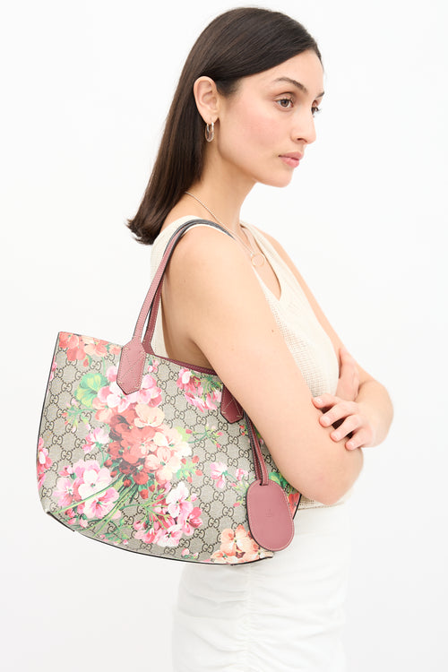 Gucci GG Supreme Reversible Blooms Bag