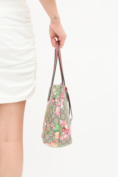 Gucci GG Supreme Reversible Blooms Bag