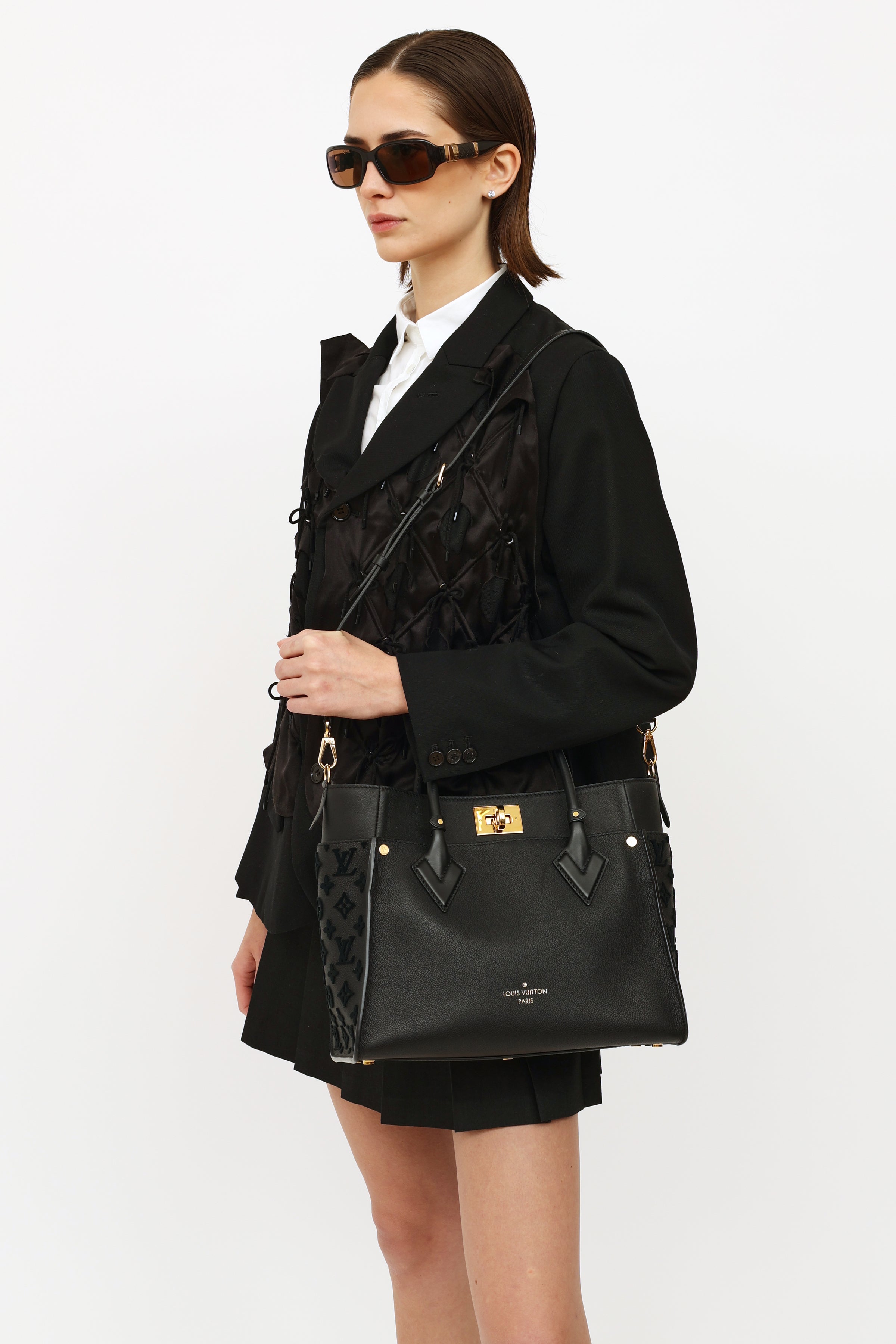 Louis Vuitton pre-owned Monogram On My Side MM handbag - Black