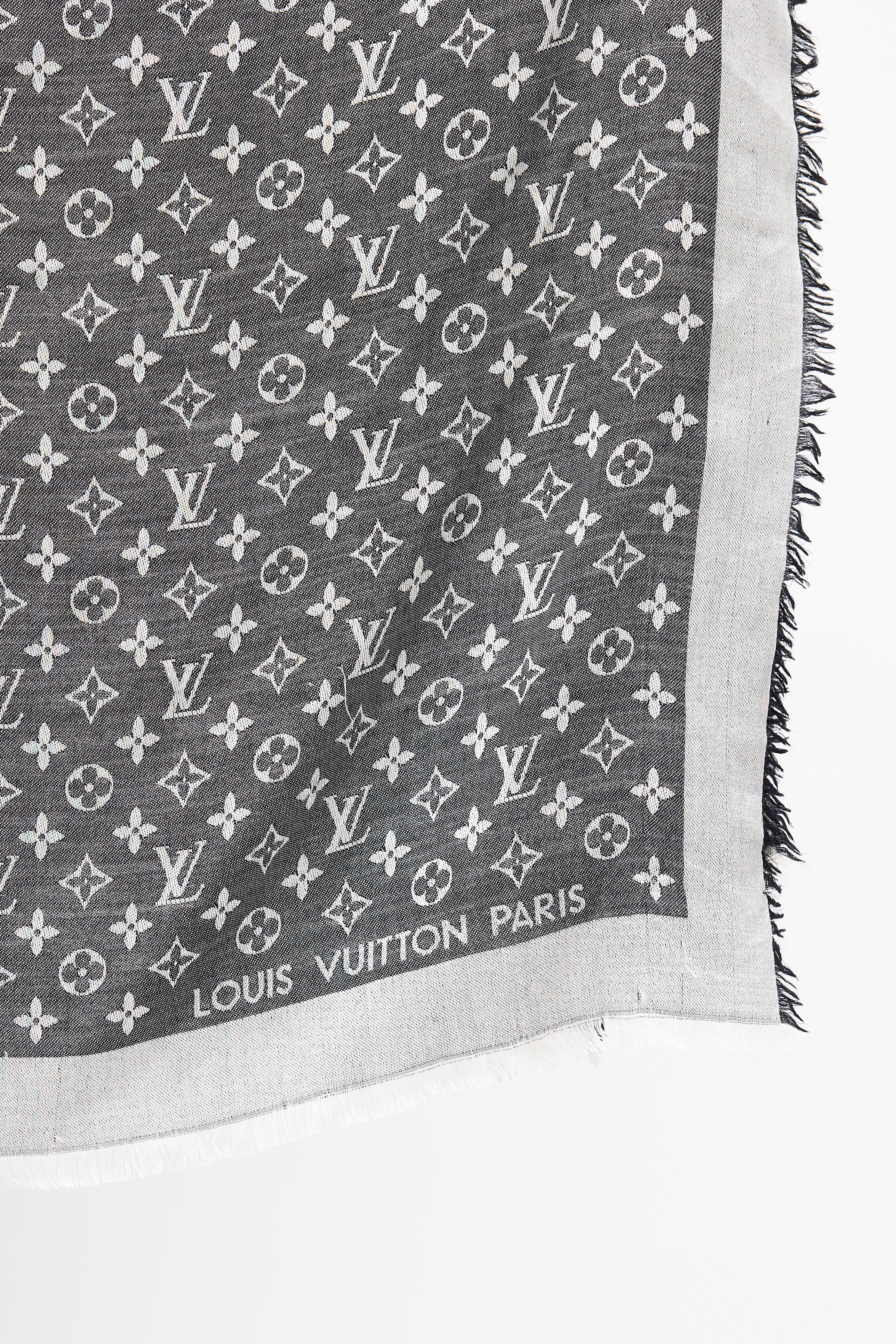 3,183 Louis Vuitton Scarf Stock Photos, High-Res Pictures, and
