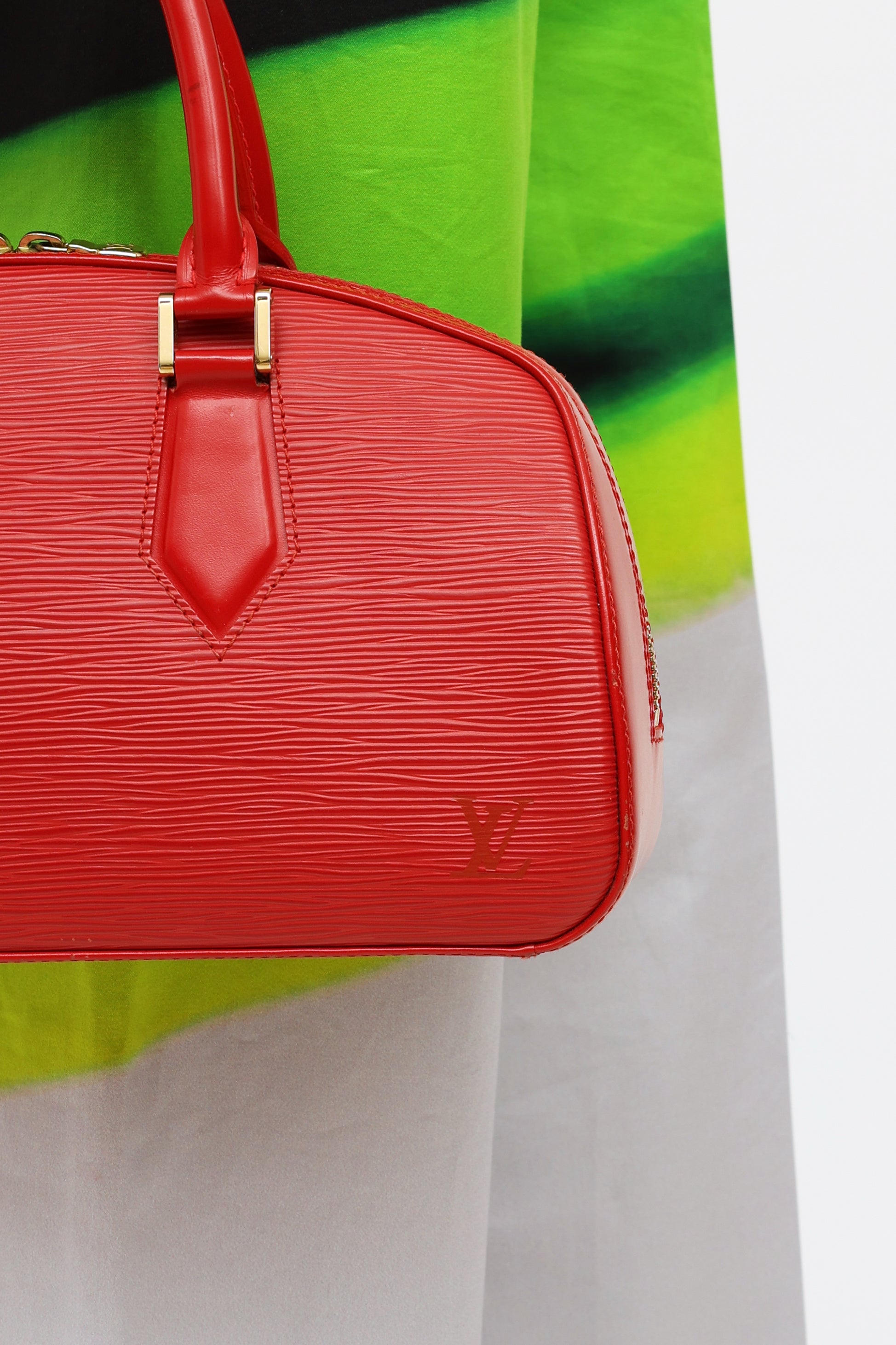The perfect shade of red ♥️ #LouisVuitton Epi Jasmin top handle
