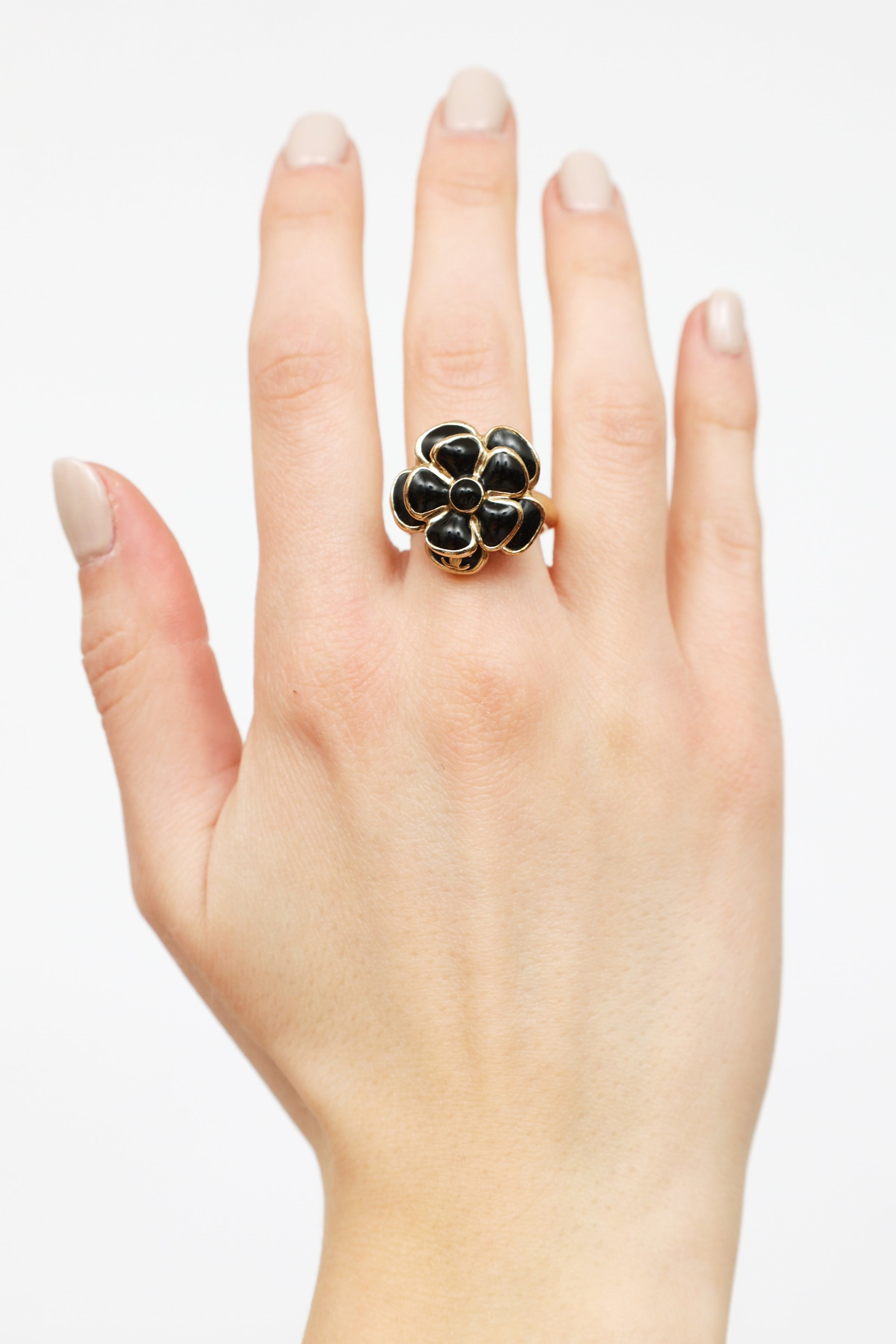Chanel // 09P Gold & Black Enamel Camellia Ring – VSP Consignment