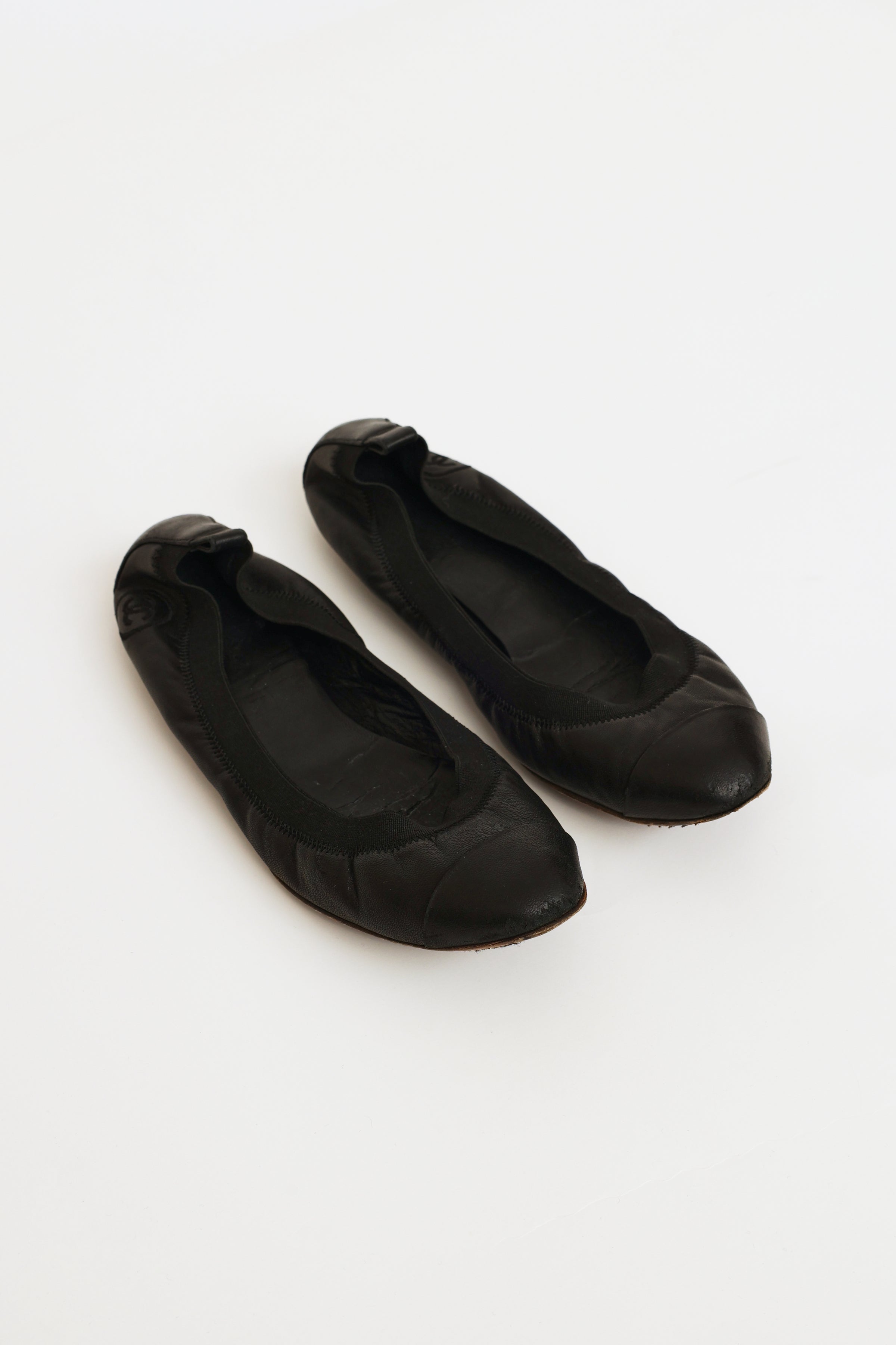 CHANEL - Two pairs of ballet flats: one in black satin a…