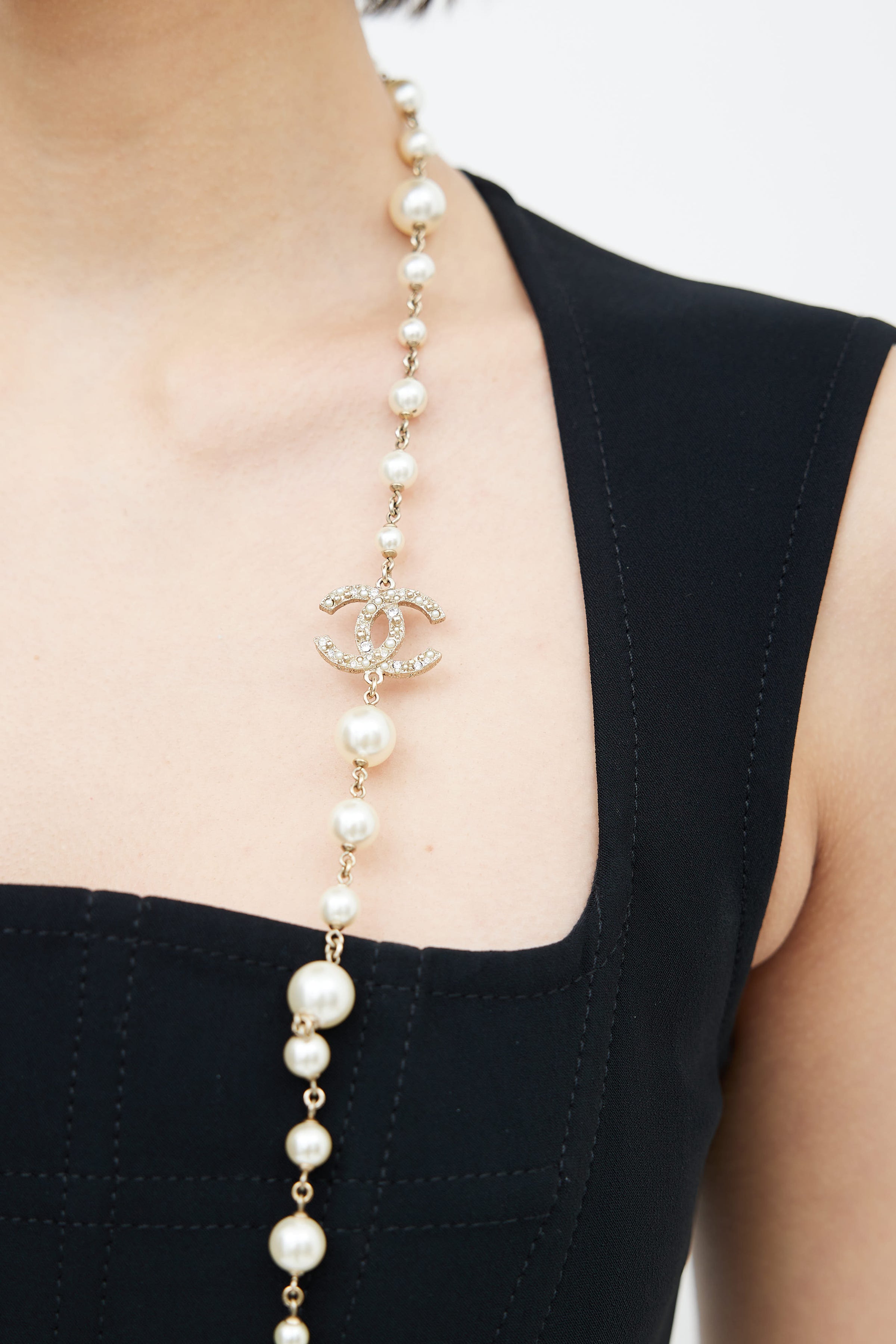 Chanel // FW 2014 Pearl & Gold Camelia CC Logo Necklace – VSP