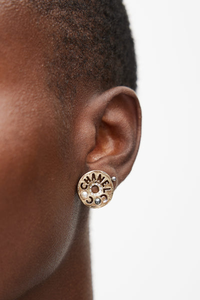 Chanel // Gold CC Logo Pearl Earring – VSP Consignment