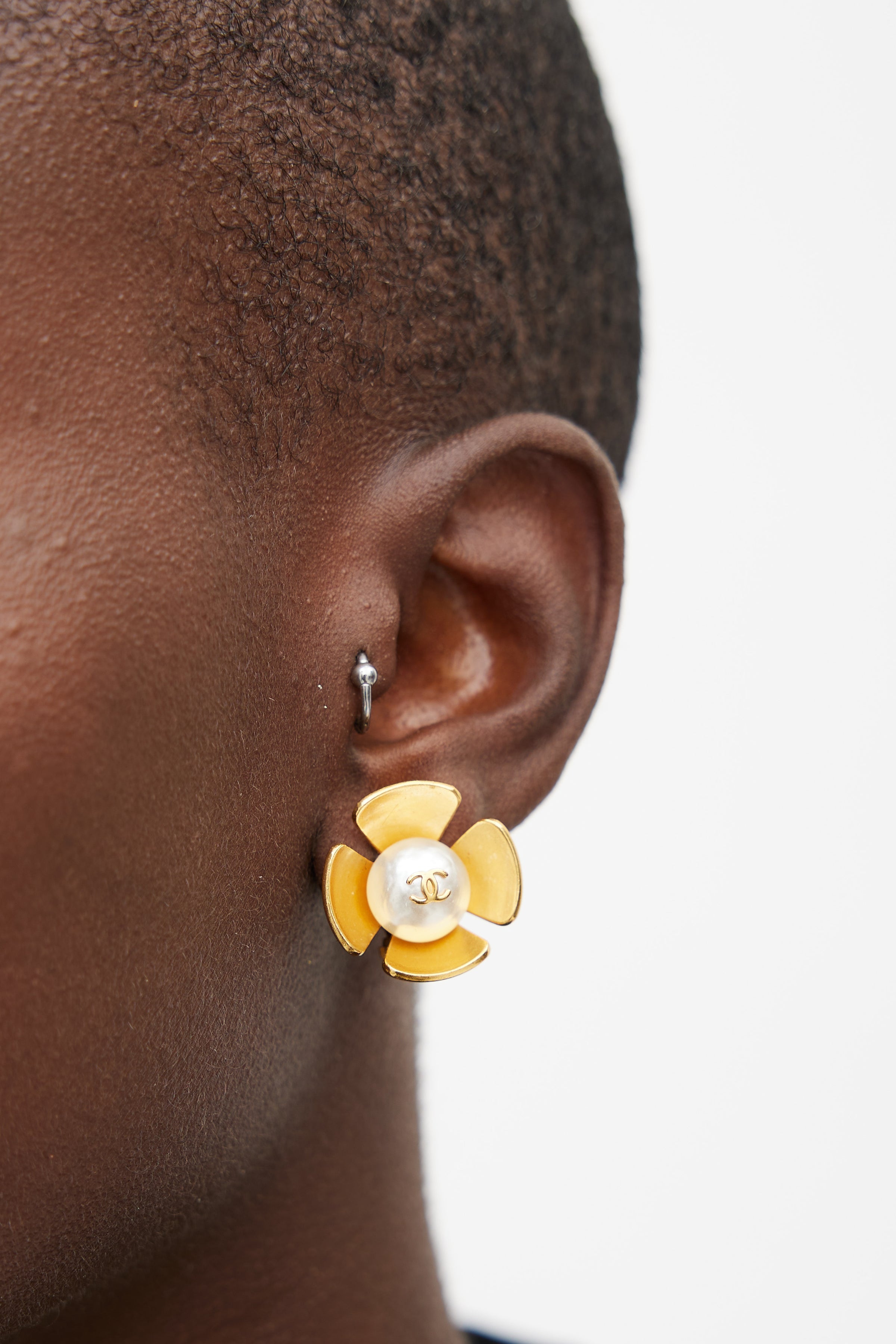 Chanel // Gold & Pearl CC Logo Flower Earring – VSP Consignment