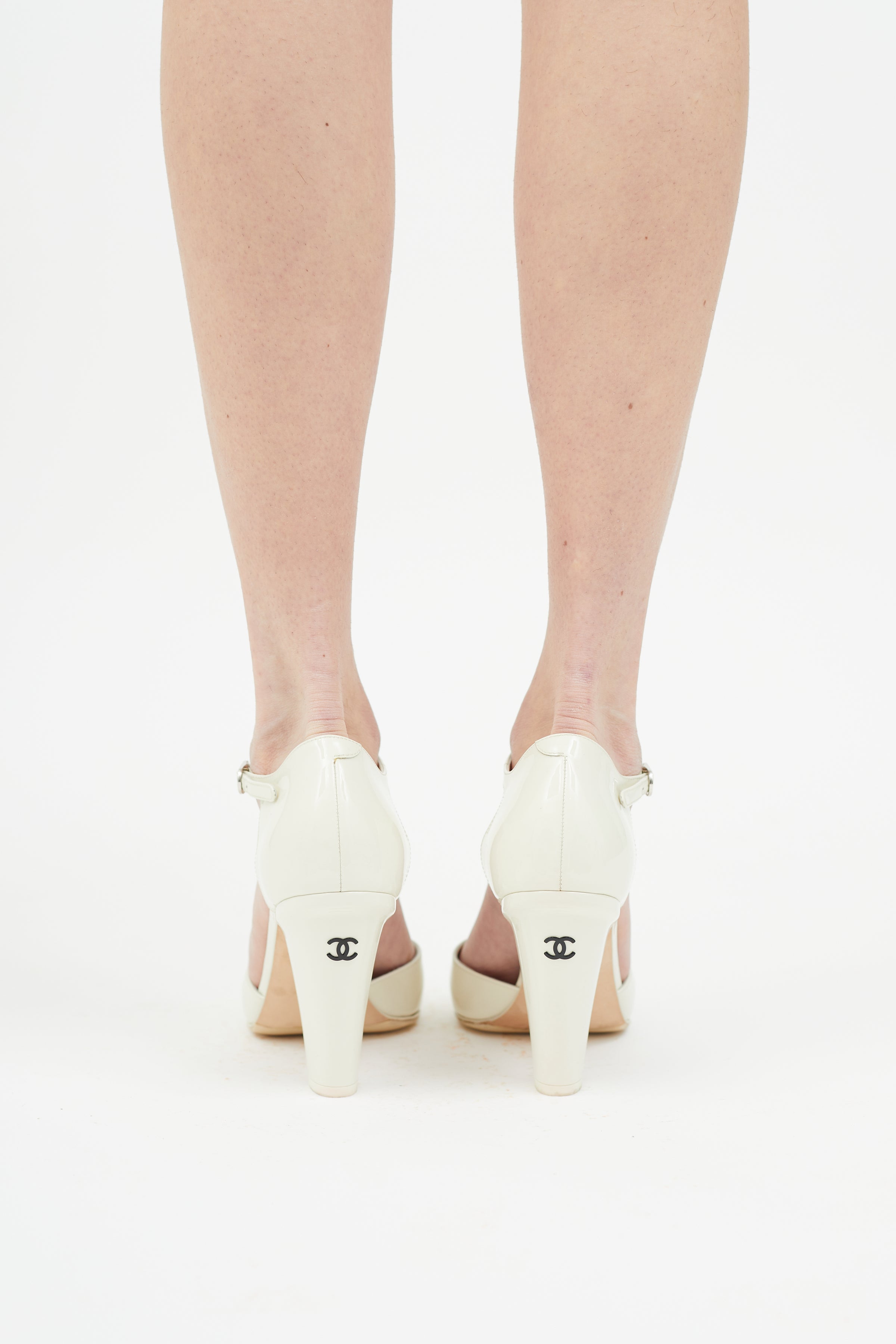 Louis Vuitton // White Patent Bow Heels – VSP Consignment