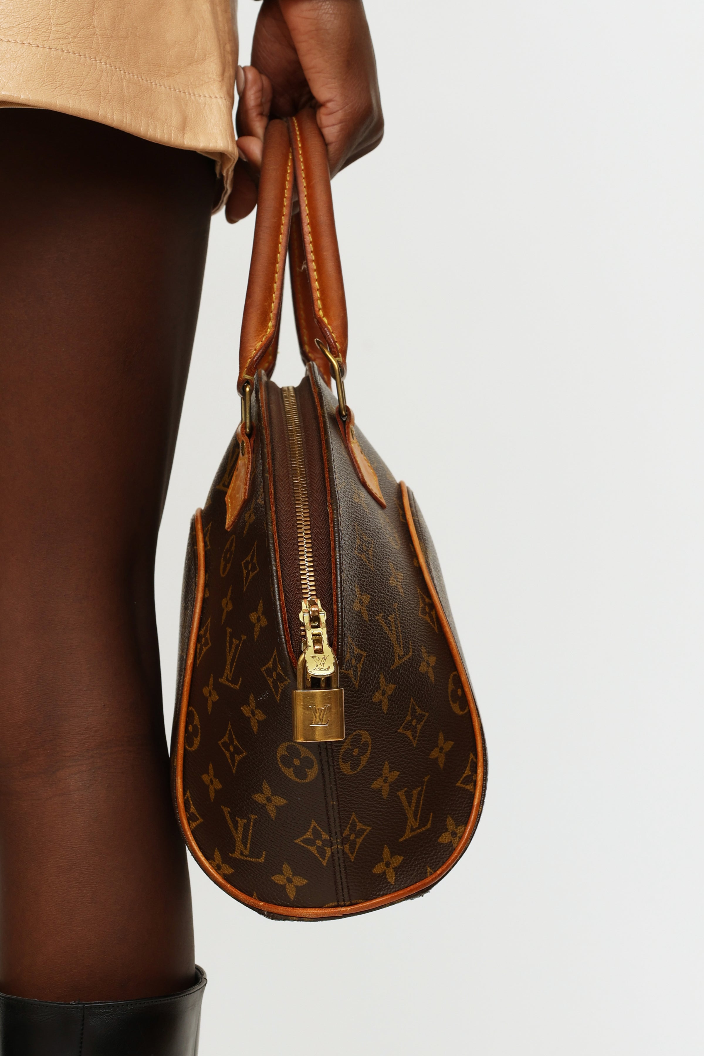 Ellipse cloth handbag Louis Vuitton Brown in Cloth - 23490687