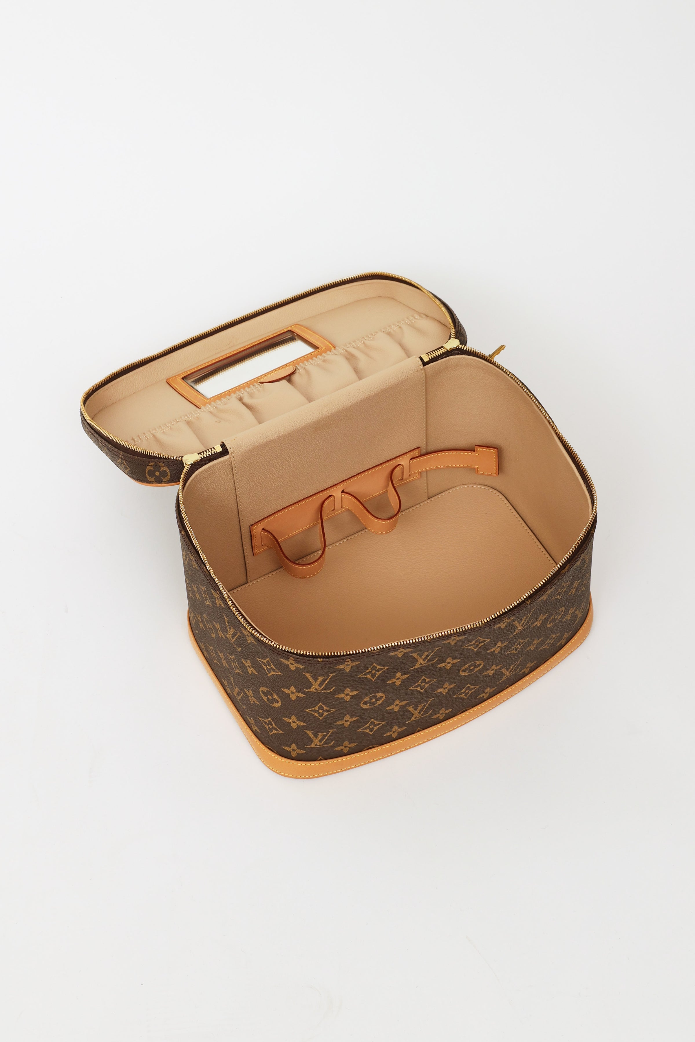 Nice cloth vanity case Louis Vuitton Brown in Cloth - 35780016